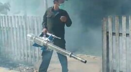 Anggota Dinas Kesehatan Saat Melakukan Pengasapan Fogging Guna Membasmi Nyamuk Demam Berdarah
