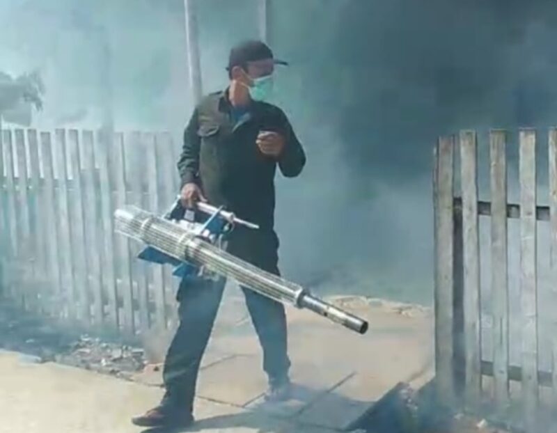 Anggota Dinas Kesehatan Saat Melakukan Pengasapan Fogging Guna Membasmi Nyamuk Demam Berdarah