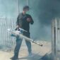 Anggota Dinas Kesehatan Saat Melakukan Pengasapan Fogging Guna Membasmi Nyamuk Demam Berdarah