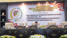 Ketua DPRD Touna, Gusnar A. Suleman Memimpin Rapat Paripurna Dalam Rangka Usul Pemberhentian Wakil Pimpinan DPRD.