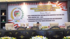 Ketua DPRD Touna, Gusnar A. Suleman Memimpin Rapat Paripurna Dalam Rangka Usul Pemberhentian Wakil Pimpinan DPRD.