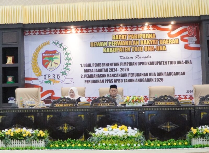 Ketua DPRD Touna, Gusnar A. Suleman Memimpin Rapat Paripurna Dalam Rangka Usul Pemberhentian Wakil Pimpinan DPRD.