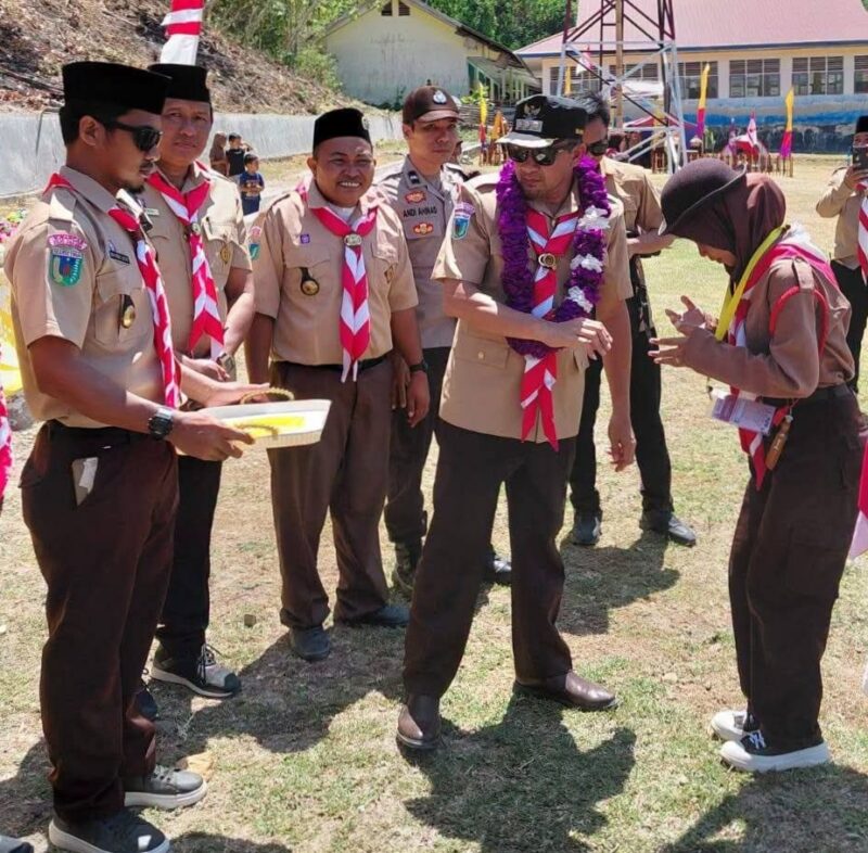 Bupati Ilham Lawidu Saat Menghadiri Kemah Kembara di Desa Olilan Kecamatan Walea Kepulauan Dalam Rangka Memperingati Hari Pramuka Ke-65 Tahun.