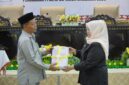 Wakil Bupati, Surya Lapasiri Saat Menyerahkan Dokumen Rancangan Perubahan KUA dan Rancangan Perubahan PPAS Tahun Anggaran 2026 Kepada Ketua DPRD Gusnar Suleman.