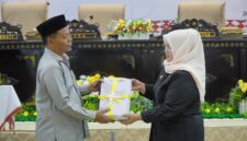 Wakil Bupati, Surya Lapasiri Saat Menyerahkan Dokumen Rancangan Perubahan KUA dan Rancangan Perubahan PPAS Tahun Anggaran 2026 Kepada Ketua DPRD Gusnar Suleman.