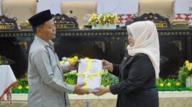 Wakil Bupati, Surya Lapasiri Saat Menyerahkan Dokumen Rancangan Perubahan KUA dan Rancangan Perubahan PPAS Tahun Anggaran 2026 Kepada Ketua DPRD Gusnar Suleman.