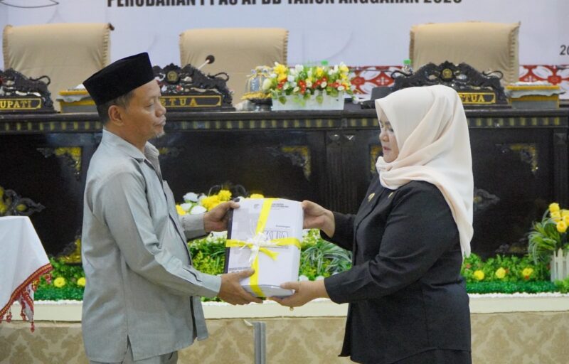 Wakil Bupati, Surya Lapasiri Saat Menyerahkan Dokumen Rancangan Perubahan KUA dan Rancangan Perubahan PPAS Tahun Anggaran 2026 Kepada Ketua DPRD Gusnar Suleman.