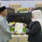 Wakil Bupati, Surya Lapasiri Saat Menyerahkan Dokumen Rancangan Perubahan KUA dan Rancangan Perubahan PPAS Tahun Anggaran 2026 Kepada Ketua DPRD Gusnar Suleman.