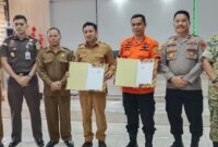 Bupati Touna, Ilham Lawidu Bersama Kepala KPP Palu Muh.Rizal Saat Menandatangani Nota Kesepahaman.