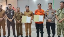 Bupati Touna, Ilham Lawidu Bersama Kepala KPP Palu Muh.Rizal Saat Menandatangani Nota Kesepahaman.