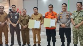 Bupati Touna, Ilham Lawidu Bersama Kepala KPP Palu Muh.Rizal Saat Menandatangani Nota Kesepahaman.