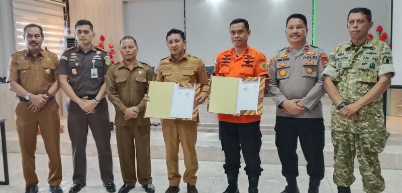 Bupati Touna, Ilham Lawidu Bersama Kepala KPP Palu Muh.Rizal Saat Menandatangani Nota Kesepahaman.