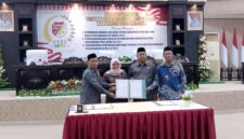 Ketua dan Wakil Ketua DPRD Bersama Wakil Bupati Saat Melakukan Penandatanganan Nota Kesepakatan Rancangan KUA dan PPAS APBD 2027 serta Penetapan Ranperda tentang Pertanggungjawaban Pelaksanaan APBD 2025.