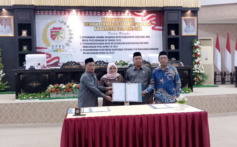 Ketua dan Wakil Ketua DPRD Bersama Wakil Bupati Saat Melakukan Penandatanganan Nota  Kesepakatan Rancangan KUA dan PPAS APBD 2027 serta Penetapan Ranperda tentang Pertanggungjawaban Pelaksanaan APBD 2025.