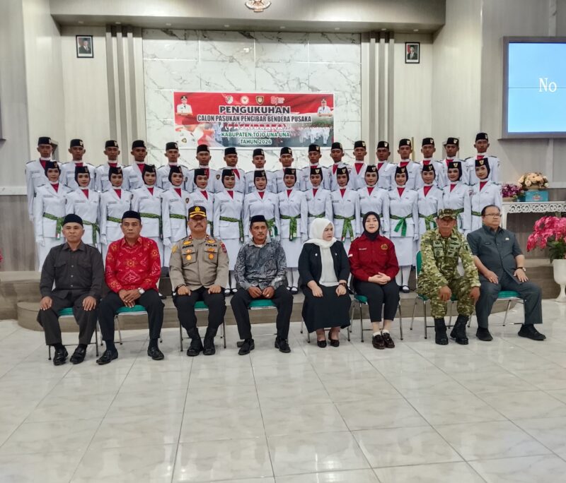 Wabup Touna, Surya Lapasiri Kukuhkan 33 Anggota Paskibraka Yang Akan Bertugas Mengibarkan Bendera Merah Pada Upacara Hari Kemerdekaan Republik Indonesia Ke-81 Tahun.