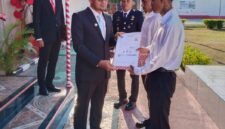 Bupati Ilham Lawidu Saat Menyerahkan Remisi Kepada Warga Binaan Lapas Ampana.