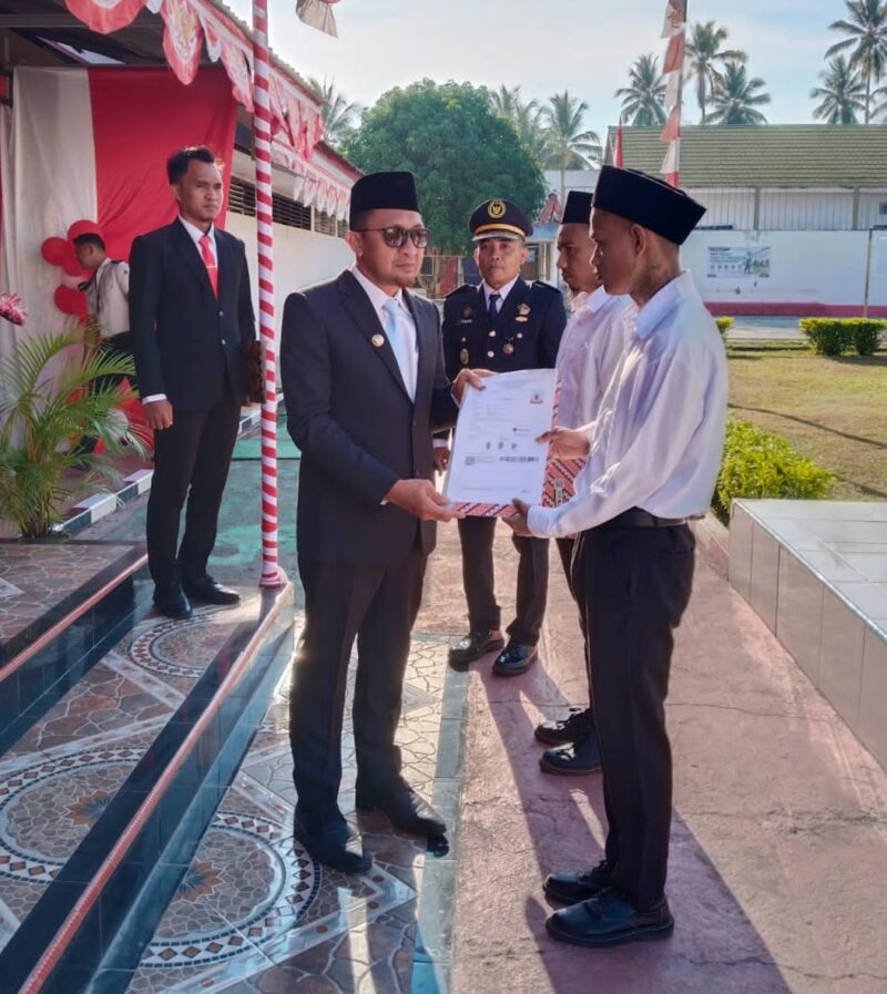 Bupati Ilham Lawidu Saat Menyerahkan Remisi Kepada Warga Binaan Lapas Ampana.