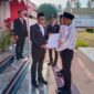 Bupati Ilham Lawidu Saat Menyerahkan Remisi Kepada Warga Binaan Lapas Ampana.