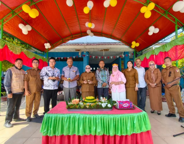 Wakil Bupati Touna, Surya Lapasiri Saat Menghadiri Peringatan HUT Ke-69 SMP Negeri 1 Ampana Kota.
