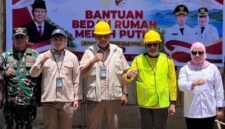 Bupati Ilham Lawidu, Menyerahkan Program Bantuan Bedah Rumah Merah Putih di Kecamatan Tojo Barat.