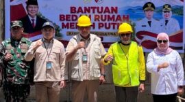 Bupati Ilham Lawidu, Menyerahkan Program Bantuan Bedah Rumah Merah Putih di Kecamatan Tojo Barat.