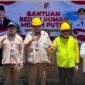 Bupati Ilham Lawidu, Menyerahkan Program Bantuan Bedah Rumah Merah Putih di Kecamatan Tojo Barat.