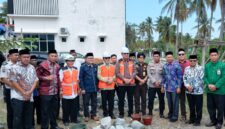 Bupati Ilham Lawidu Meletakan Batu Pertama Rencana Pembangunan Rumah Dinas Kepala Kantor Kementerian Agama Touna.