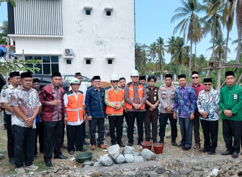 Bupati Ilham Lawidu Meletakan Batu Pertama Rencana Pembangunan Rumah Dinas Kepala Kantor Kementerian Agama Touna.