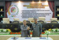 Ketua DPRD Gusnar Suleman Bersama Sekda Touna Alfian Matajeng Saat Melakukan Penandatanganan Nota Kesepakatan Rancangan Perubahan KUA dan Rancangan Perubahan PPAS APBD Tahun Anggaran 2026.