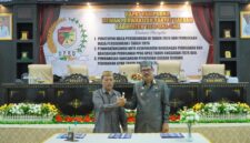 Ketua DPRD Gusnar Suleman Bersama Sekda Touna Alfian Matajeng Saat Melakukan Penandatanganan Nota Kesepakatan Rancangan Perubahan KUA dan Rancangan Perubahan PPAS APBD Tahun Anggaran 2026.