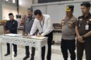 Sekda Touna Bersama Wakil Ketua Pengadilan Poso Saat Menandatangani Nota Kesepakatan Pelaksanaan Sidang di Luar Gedung Diwilayah Touna.
