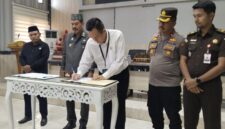 Sekda Touna Bersama Wakil Ketua Pengadilan Poso Saat Menandatangani Nota Kesepakatan Pelaksanaan Sidang di Luar Gedung Diwilayah Touna.