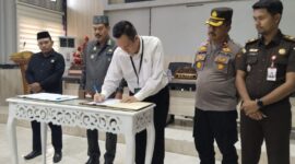 Sekda Touna Bersama Wakil Ketua Pengadilan Poso Saat Menandatangani Nota Kesepakatan Pelaksanaan Sidang di Luar Gedung Diwilayah Touna.
