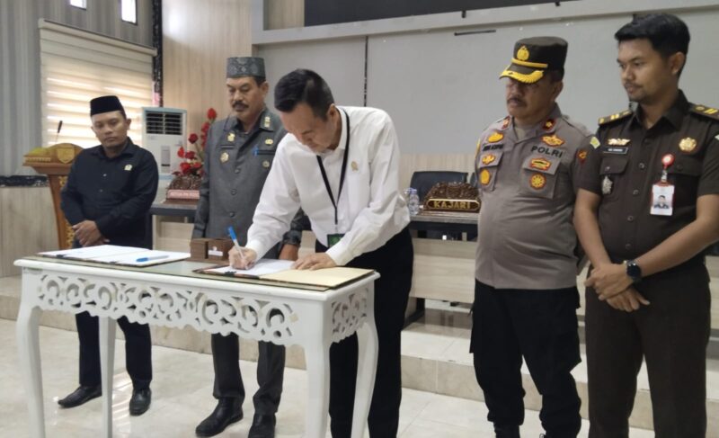 Sekda Touna Bersama Wakil Ketua Pengadilan Poso Saat Menandatangani Nota Kesepakatan Pelaksanaan Sidang di Luar Gedung Diwilayah Touna.