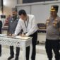 Sekda Touna Bersama Wakil Ketua Pengadilan Poso Saat Menandatangani Nota Kesepakatan Pelaksanaan Sidang di Luar Gedung Diwilayah Touna.