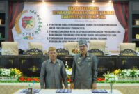 Sekda Touna, Alfian Matajeng Bersama Ketua DPRD Gusnar Suleman Saat Menandatangani Nota Kesepakatan Rancangan Perubahan KUA dan PPAS Perubahan APBD.
