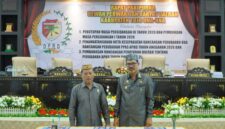 Sekda Touna, Alfian Matajeng Bersama Ketua DPRD Gusnar Suleman Saat Menandatangani Nota Kesepakatan Rancangan Perubahan KUA dan PPAS Perubahan APBD.
