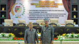 Sekda Touna, Alfian Matajeng Bersama Ketua DPRD Gusnar Suleman Saat Menandatangani Nota Kesepakatan Rancangan Perubahan KUA dan PPAS Perubahan APBD.