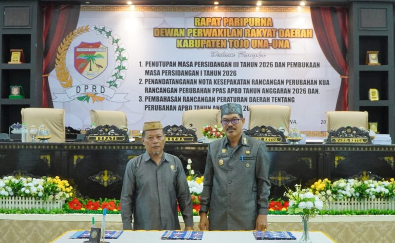 Sekda Touna, Alfian Matajeng Bersama Ketua DPRD Gusnar Suleman Saat Menandatangani Nota Kesepakatan Rancangan Perubahan KUA dan PPAS Perubahan APBD.