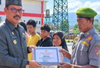 Sekda Touna, Alfian Matajeng Saat Menyerahkan Bantuan Pangan Daerah Melalui Program Berani Sejahtera Sekaligus Penghargaan Dari Gubernur Sulawesi Tengah.