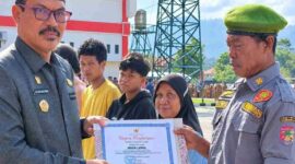 Sekda Touna, Alfian Matajeng Saat Menyerahkan Bantuan Pangan Daerah Melalui Program Berani Sejahtera Sekaligus Penghargaan Dari Gubernur Sulawesi Tengah.