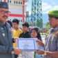 Sekda Touna, Alfian Matajeng Saat Menyerahkan Bantuan Pangan Daerah Melalui Program Berani Sejahtera Sekaligus Penghargaan Dari Gubernur Sulawesi Tengah.