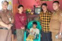 Ketua DPR Gusnar Suleman Bersama Kadis Kesehatan, dr.Niko Saat Melihat Kodisi Anak Yang Mengalami Kelainan Jantung di Desa Sumoli Kecamatan Ratolindo.
