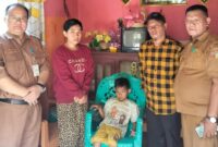 Ketua DPR Gusnar Suleman Bersama Kadis Kesehatan, dr.Niko Saat Melihat Kodisi Anak Yang Mengalami Kelainan Jantung di Desa Sumoli Kecamatan Ratolindo.