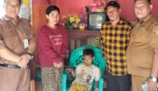 Ketua DPR Gusnar Suleman Bersama Kadis Kesehatan, dr.Niko Saat Melihat Kodisi Anak Yang Mengalami Kelainan Jantung di Desa Sumoli Kecamatan Ratolindo.