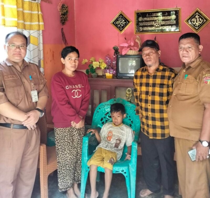 Ketua DPR Gusnar Suleman Bersama Kadis Kesehatan, dr.Niko Saat Melihat Kodisi Anak Yang Mengalami Kelainan Jantung di Desa Sumoli Kecamatan Ratolindo.