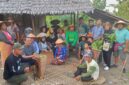 Wabup Touna, Surya Lapasiri Saat Memimpin Langsung Proses Pengambilan Daun Yeki di Desa Padang Tumbuo Kecamatan Ampana Kota.