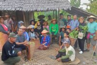 Wabup Touna, Surya Lapasiri Saat Memimpin Langsung Proses Pengambilan Daun Yeki di Desa Padang Tumbuo Kecamatan Ampana Kota.