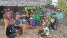 Wabup Touna, Surya Lapasiri Saat Memimpin Langsung Proses Pengambilan Daun Yeki di Desa Padang Tumbuo Kecamatan Ampana Kota.