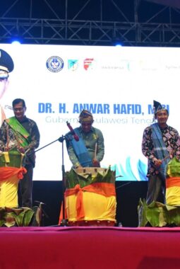 Gubernur Sulteng Membuka Festival Budaya Bakulupi di Touna
